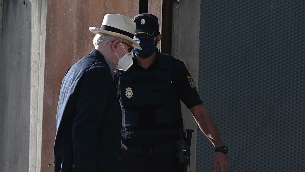 Teddy bautista entrando en la Audiencia Nacional de San Fernando de Henares