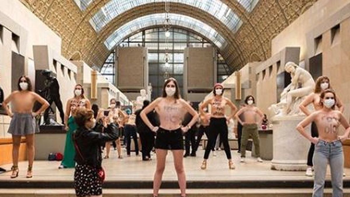 Femen pasa a la acción tras la polémica del escote de D'Orsay: "La obscenidad está en los ojos de quien nos oprime" Femen pasa a la acción tras la polémica del escote de D'Orsay: "La obscenidad está en los ojos de quien nos oprime"