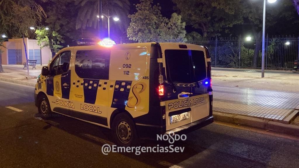 Disuelven una reunión de 40 menores sin mascarillas "tomando el fresquito" en Sevilla Disuelven una reunión de 40 menores sin mascarillas "tomando el fresquito" en Sevilla