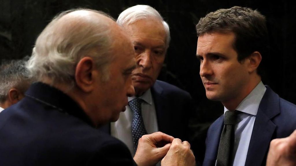 El presidente del PP, Pablo Casado, conversa con Jorge Fernández Díaz en una imagen de archivo