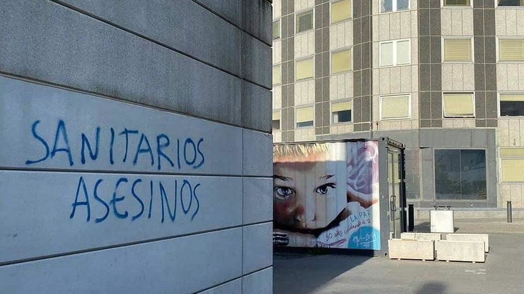 Aparecen pintadas contra los sanitarios frente al Hospital La Paz de Madrid: "Sanitarios asesinos"