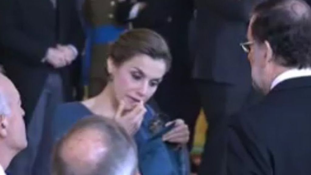 Letizia se retoca el maquillaje durante el besamanos de la Pascua Militar 2017