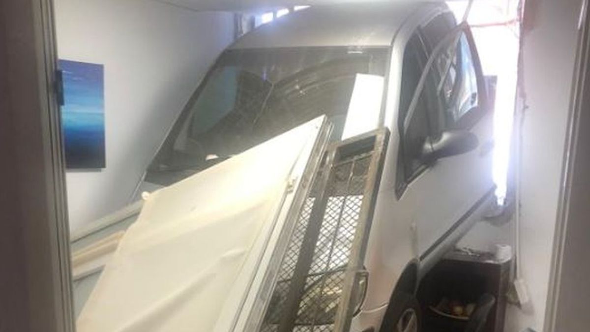 Empotra su coche automático contra una oficina en Valencia tras equivocarse con los pedales Empotra su coche automático contra una oficina en Valencia tras equivocarse con los pedales