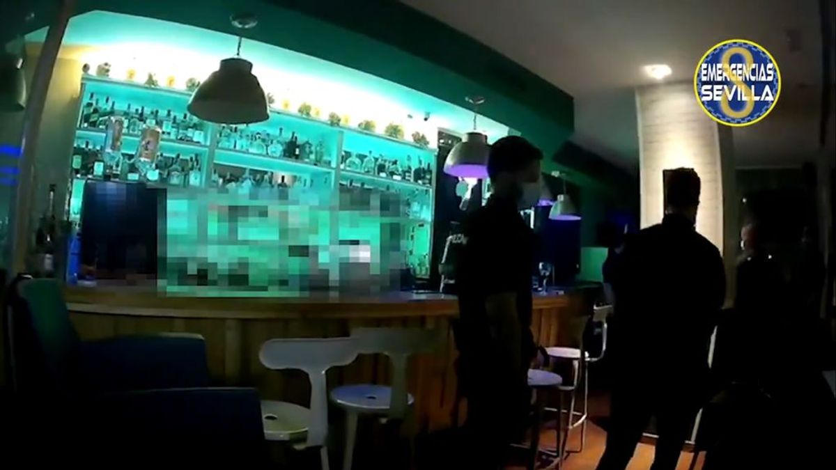 Siete clientes sin mascarillas se esconden de la Policía en los baños de un bar en Sevilla Siete clientes sin mascarillas se esconden de la Policía en los baños de un bar en Sevilla