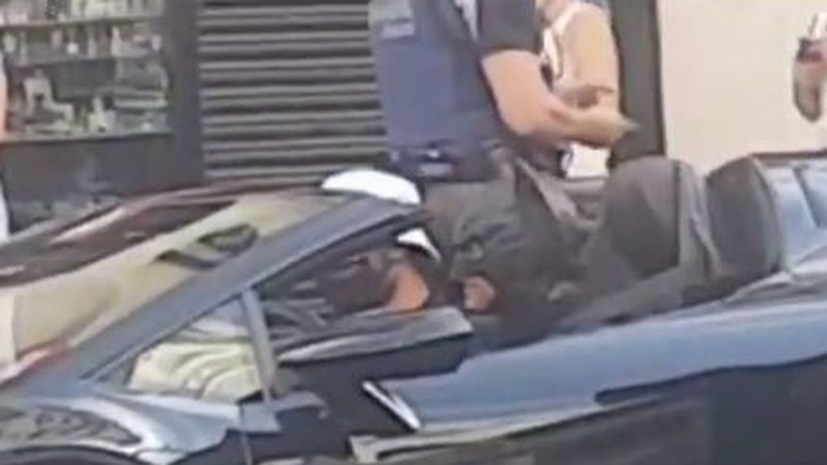Multan a 'Batman' en Madrid por no llevar la documentación en regla: "De vuelta a la Batcueva" Multan a 'Batman' en Madrid por no llevar la documentación en regla: "De vuelta a la Batcueva"