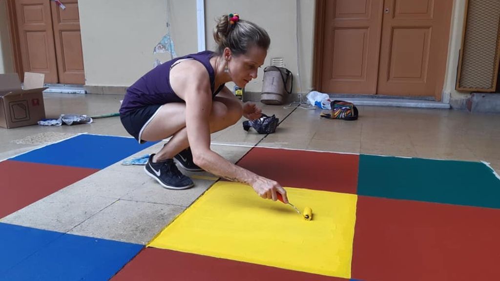 Paula Klainer "poniendo amor" en la escuela de su hijo Fran