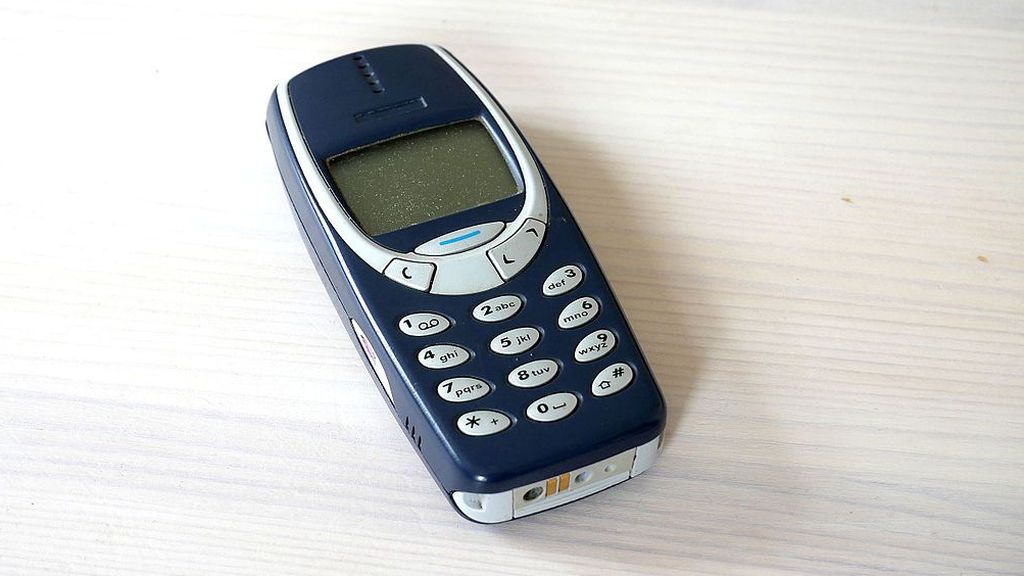 Ni granadas ni aplastamiento: vuelven a demostrar que el Nokia 3310 no era un móvil sino un 'Terminator'