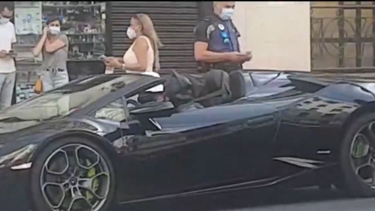 Denuncian a un 'youtuber' disfrazado de Batman en un coche de lujo por la Gran Vía: "De vuelta a la Batcueva"