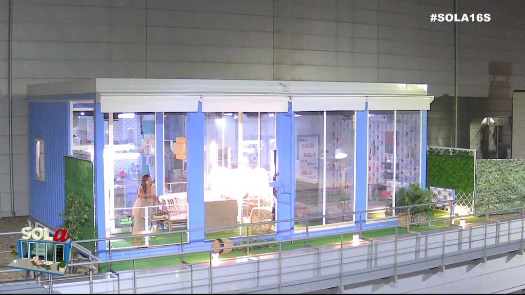 Anabel sale corriendo a la terraza