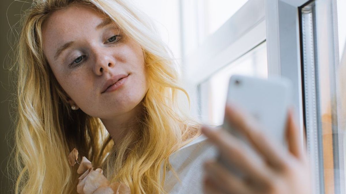 Los hábitos más dañinos para la salud mental en redes sociales: desde espiar al ex hasta pasarse con los filtros
