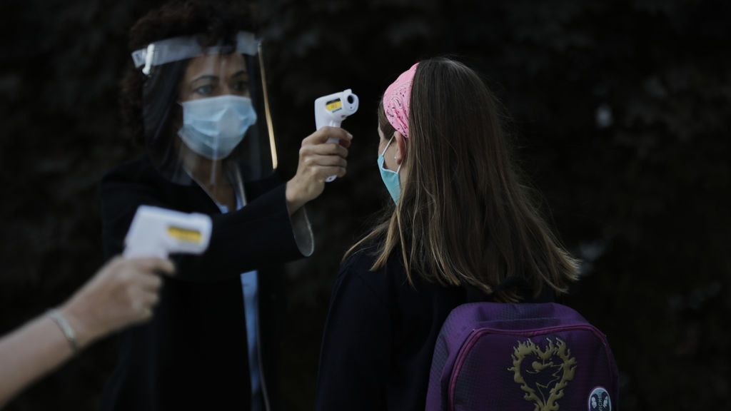 Los casos de covid-19 en Madrid disparan el caos y el desconcierto en colegios y familias ante la falta de respuesta de Salud Pública Los casos de covid-19 en Madrid disparan el caos y el desconcierto en colegios y familias ante la falta de respuesta de Salud Pública