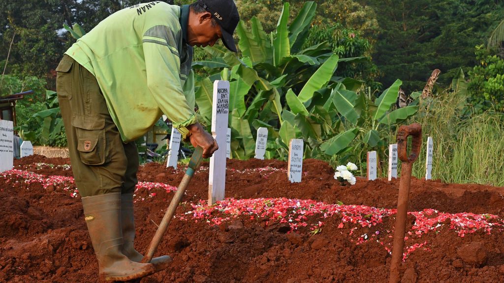 Cavar tumbas para los muertos por covid: el castigo en Indonesia por no llevar mascarilla Cavar tumbas para los muertos por covid: el castigo en Indonesia por no llevar mascarilla