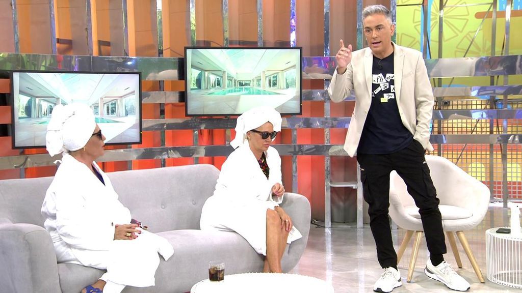 Las colaboradoras y el presentador, en el plató de 'Sálvame'