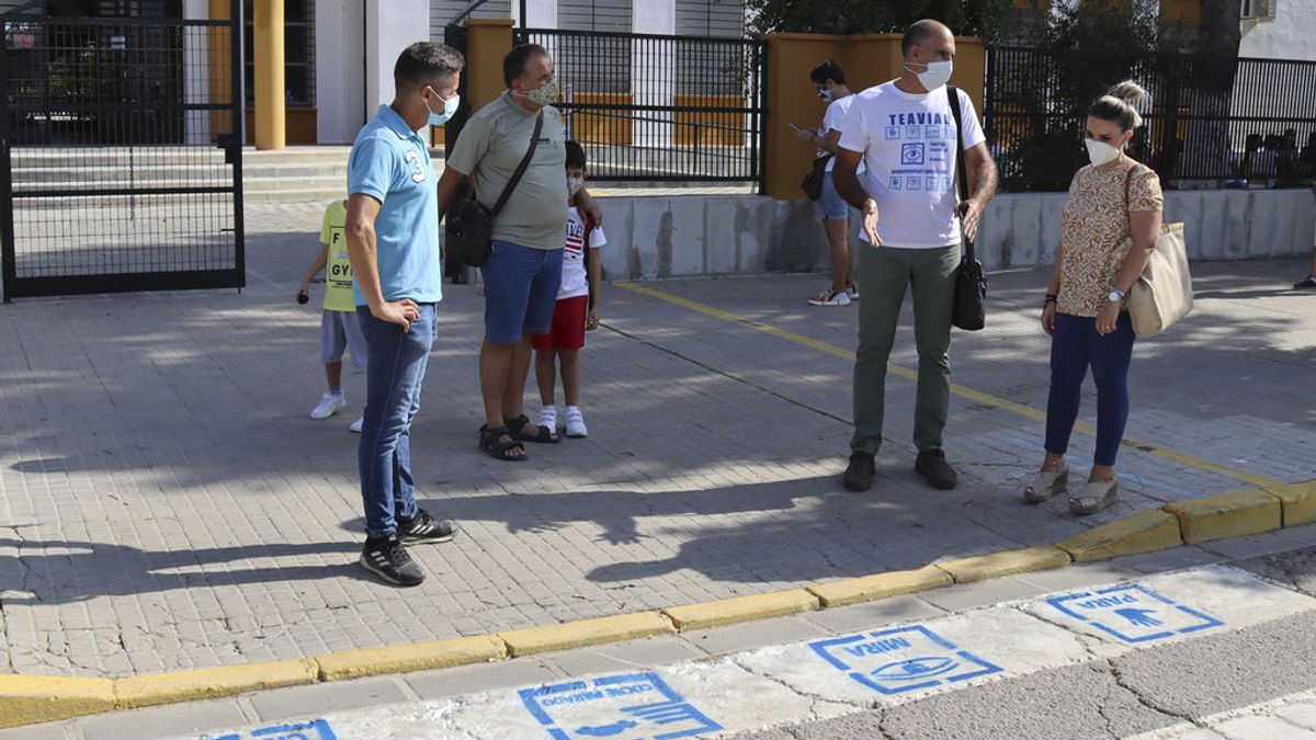 Los pictogramas en pasos de peatones para personas con autismo: para, mira, coche parado y cruza Los pictogramas en pasos de peatones para personas con autismo: para, mira, coche parado y cruza