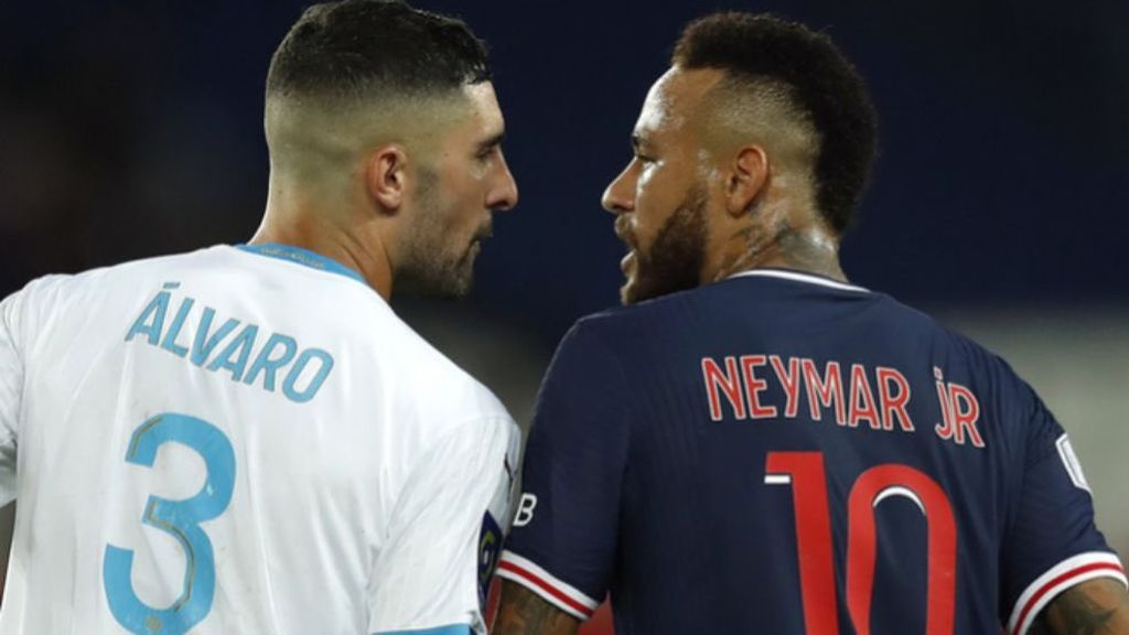 Neymar y Álvaro González, en plena discusión.