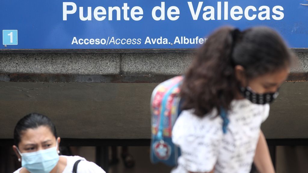 Vecinos salen del metro de Puente de Vallecas, en Madrid