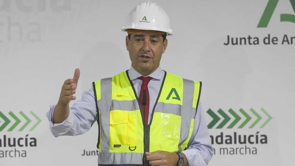 Juanma Moreno aconseja a los andaluces que "eviten las reuniones familiares" tras las cifras récords de muertes y contagios Juanma Moreno aconseja a los andaluces que "eviten las reuniones familiares" tras las cifras récords de muertes y contagios