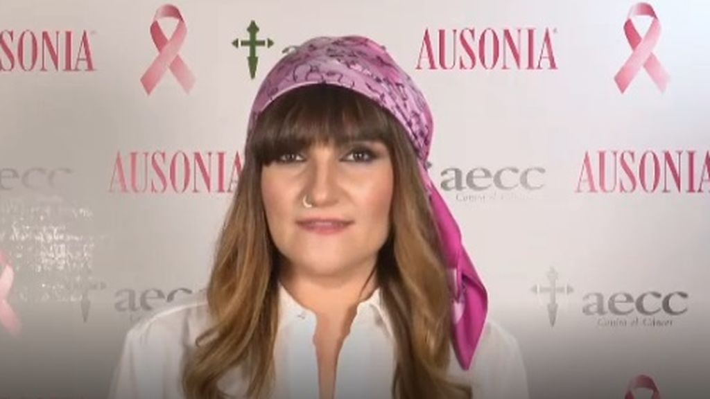 Marta Sánchez, Rozalén y Lydia Valentín posan con el pañuelo rosa diseñado por Ana Locking contra al cáncer de mama