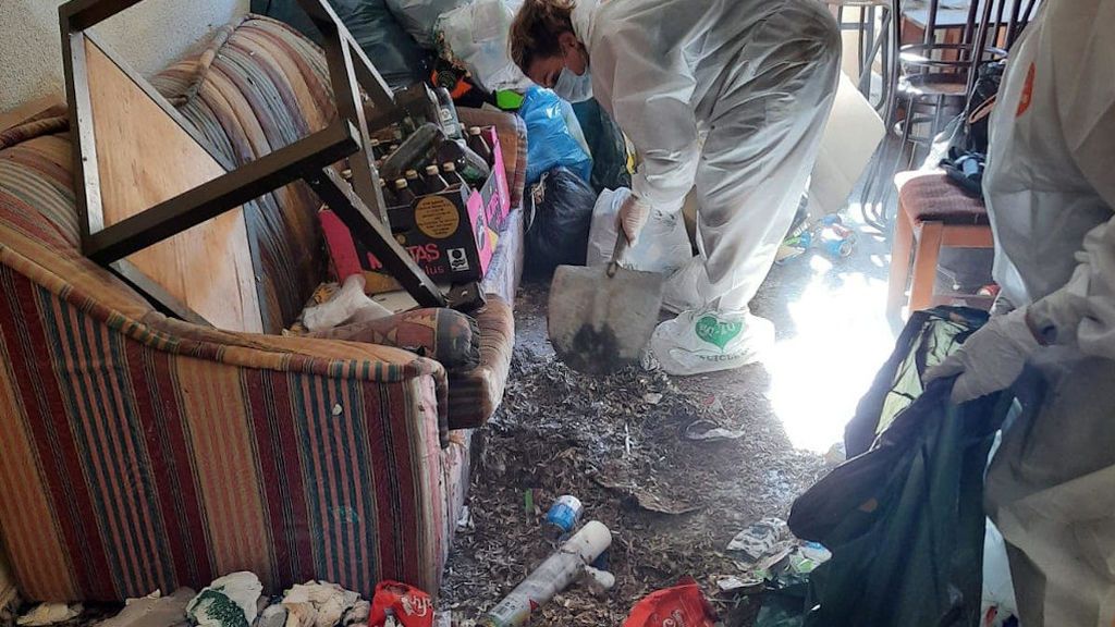 El salón estaba lleno de miles de cáscaras de pipas pegadas al suelo
