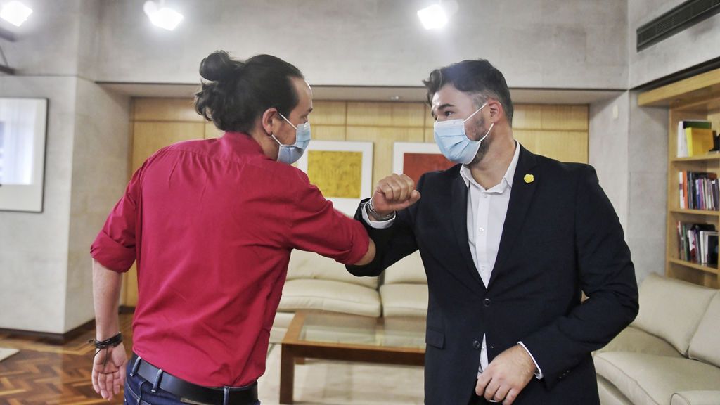 Iglesias saluda con el codo a Gabriel Rufián Iglesias saluda con el codo a Gabriel Rufián