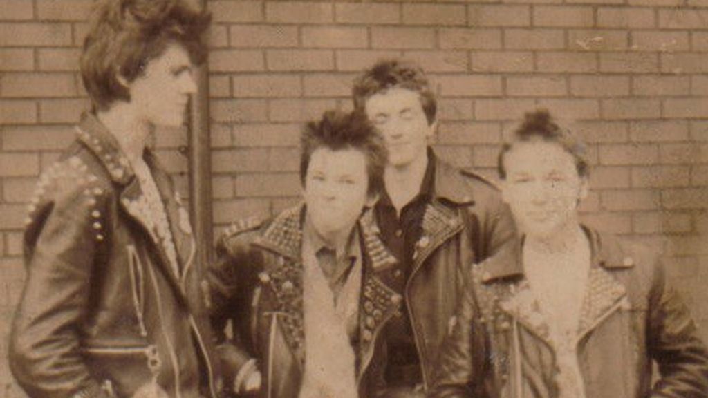1 Chris Low (segundo por la izquierda) en 1981 en Stirling