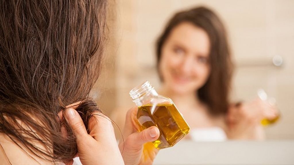 El aceite de almendras también podrá aplicarse en el pelo, al que proporcionará brillo.