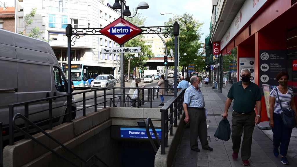 Vecinos pasean al lado del metro de Puente de Vallecas, en Madrid