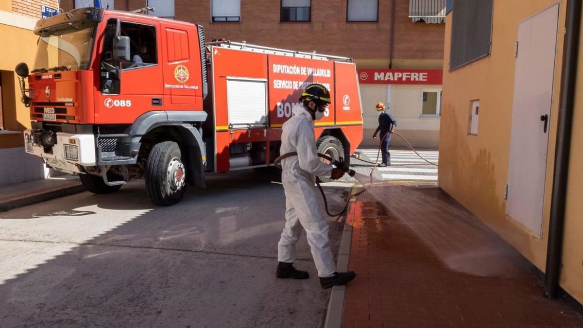 EuropaPress_3260982_bomberos_diputacion_desinfectan_inmediaciones_centro_salud_pedrajas_san EuropaPress_3260982_bomberos_diputacion_desinfectan_inmediaciones_centro_salud_pedrajas_san