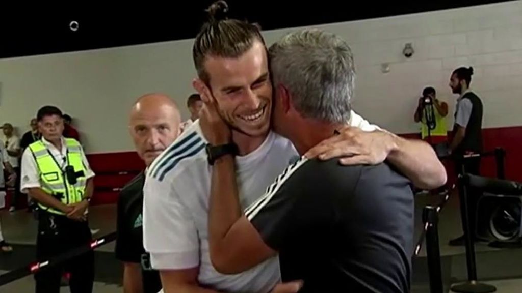 Bale y Mourinho se abrazan en un amistoso de pretemporada. Bale y Mourinho se abrazan en un amistoso de pretemporada.