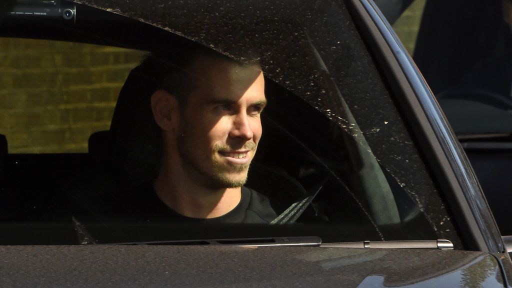 Bale, todo felicidad tras fichar por el Tottenham: sonrisas, conversaciones y hasta fotografías con los aficionados