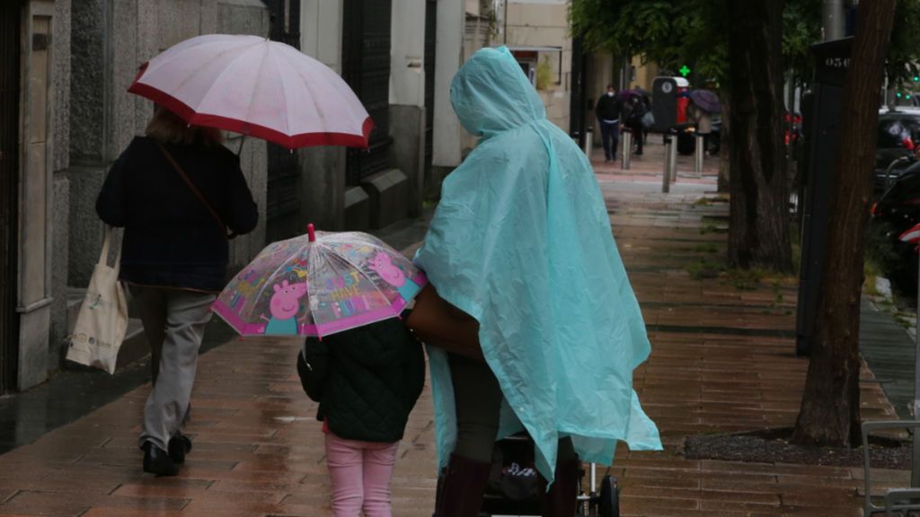 Madrid cierra El Retiro y otros ocho parques al activarse la alerta roja por la climatología Madrid cierra El Retiro y otros ocho parques al activarse la alerta roja por la climatología