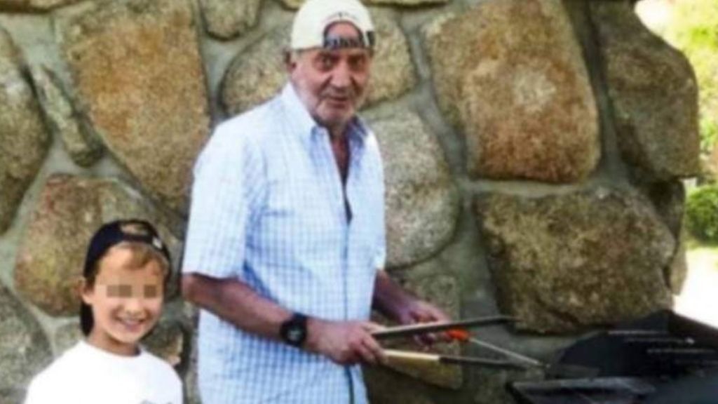 La barbacoa de Juan Carlos I con el hijo de Corinna desata la creatividad de los memes:  los mejores