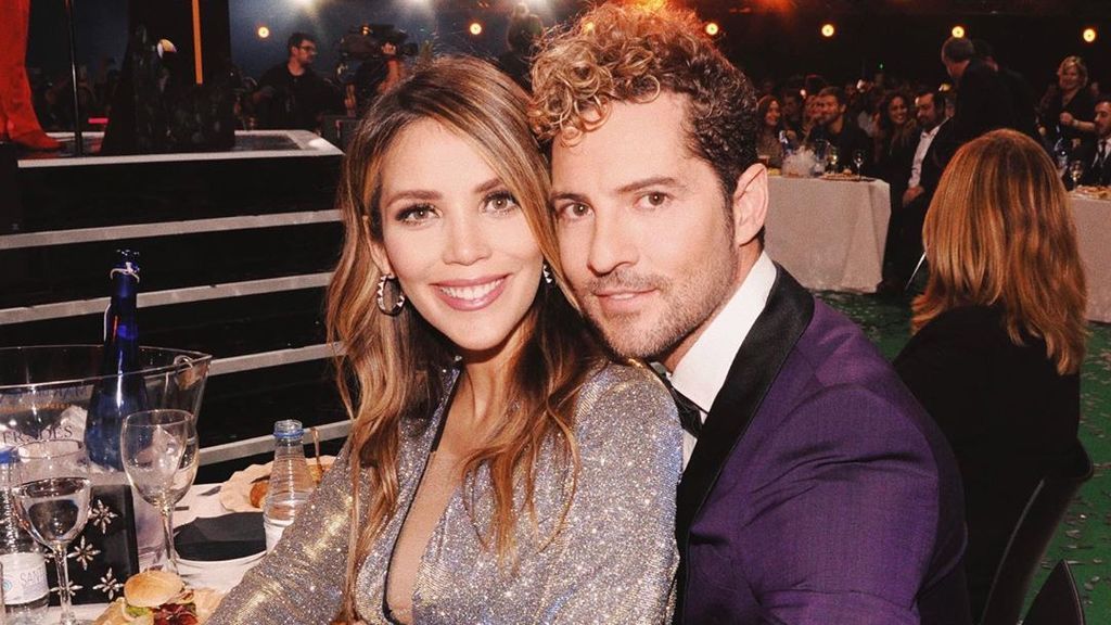 Ambos de blanco, ojos cerrados y “contando los días”:  el posado de Rosanna Zanetti y David Bisbal en el final del embarazo