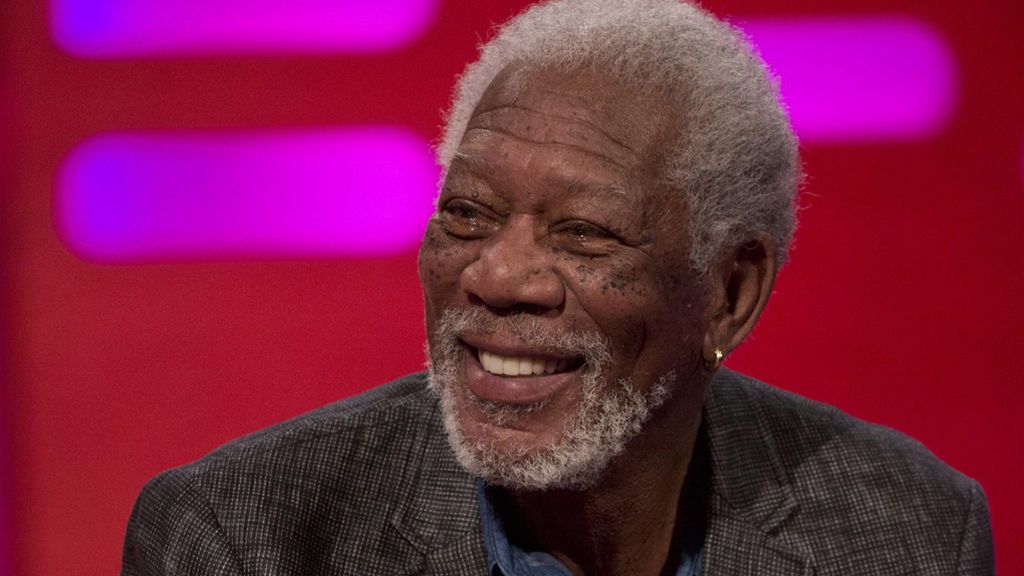 El detalle más pícaro del encuentro de Aniston y Brad: la sonrisa de Morgan Freeman a sus 83 años