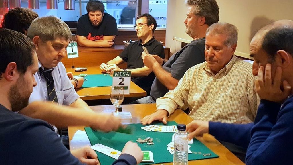 El órdago de los jugadores de Mus a la mascarilla : "Es perfecto, no hace falta cambiar las señas de boca" El órdago de los jugadores de Mus a la mascarilla : "Es perfecto, no hace falta cambiar las señas de boca"