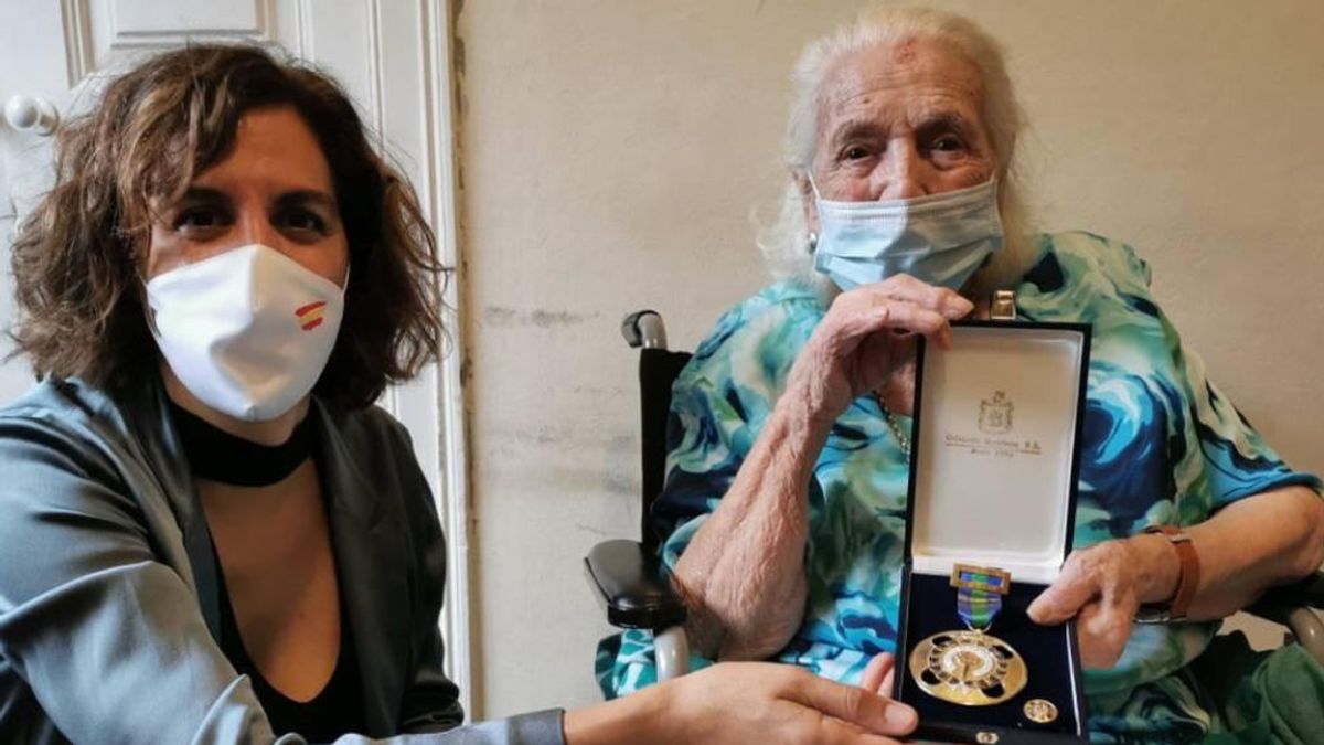 Encarna Hernández, 'La niña del gancho',  recibe la medalla de oro al mérito deportivo a sus 103 años