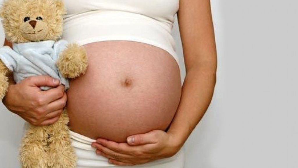 Durante el embarazo pueden aparecer estrías y la piel puede descolgarse.