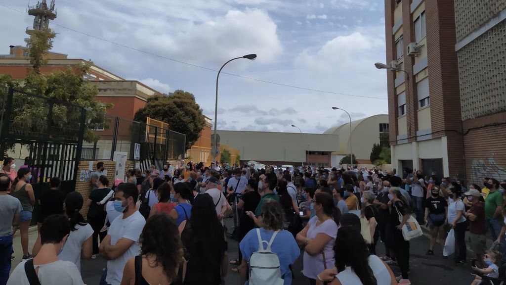 No es una manifestación, es la puerta de un cole de Huelva con cientos de padres hacinados No es una manifestación, es la puerta de un cole de Huelva con cientos de padres hacinados
