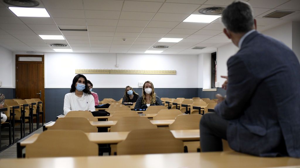 Un profesor de la UAB se niega a llevar mascarilla y amenaza con suspender a los alumnos que lo hagan Un profesor de la UAB se niega a llevar mascarilla y amenaza con suspender a los alumnos que lo hagan