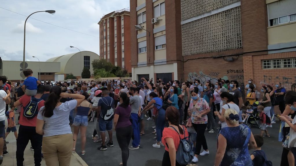 Padres hacinados en la puerta de un cole de Huelva