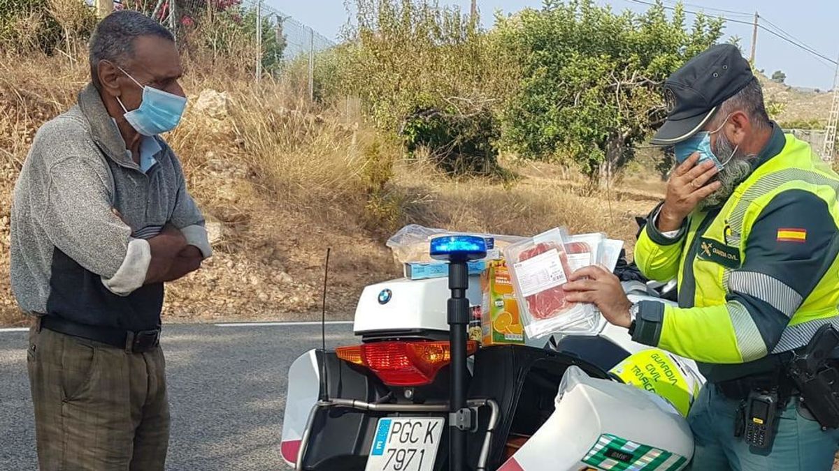 El gesto de un Guardia Civil con un mendigo desorientado: va a un supermercado y le regala alimentos
