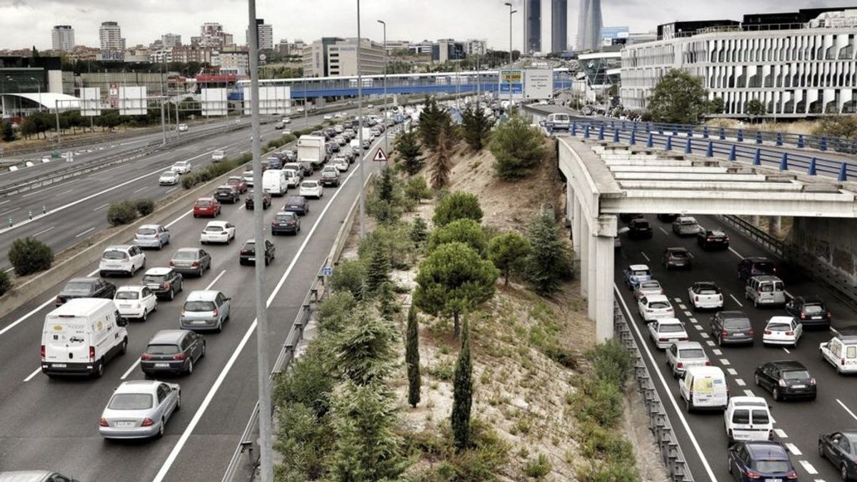 Kilómetros de atasco en la salida de Madrid por la incertidumbre de los confinamientos de Ayuso