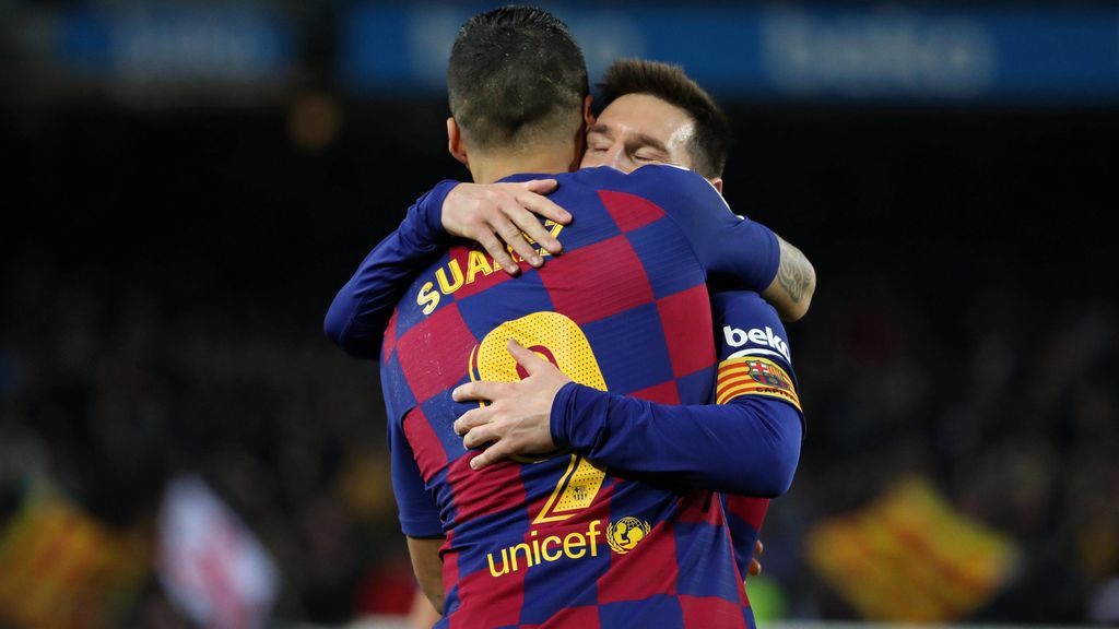 Luis Suárez celebra con Messi un gol con el Barcelona.