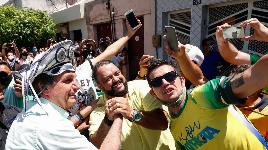 Bolsonaro dice que "quedarse en casa" para evitar COVID-19 es de débiles Bolsonaro dice que "quedarse en casa" para evitar COVID-19 es de débiles
