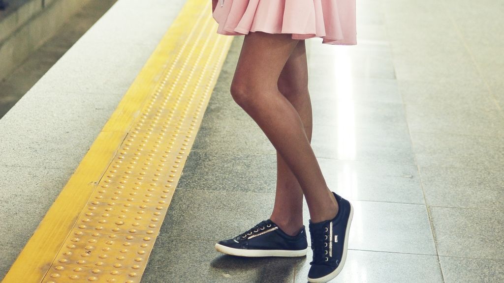 Stop al el 'upskirting': la práctica que se comete contra mujeres con falda corta en el metro o autobuses