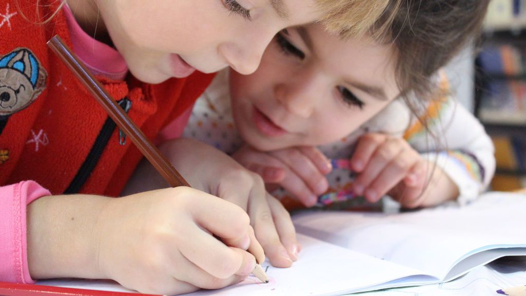 Los niños que hayan tenido coronaviurs no tendrán que aislarse tras un contagio en su colegio en Cataluña Los niños que hayan tenido coronaviurs no tendrán que aislarse tras un contagio en su colegio en Cataluña