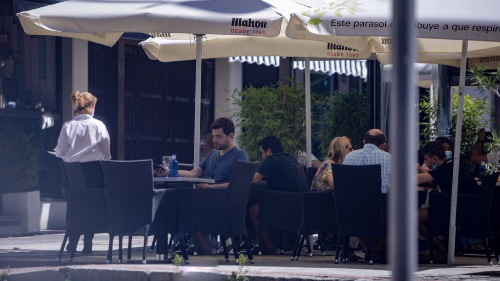 Hosteleros madrileños piden a Ayuso una indemnización de 1.000 euros diarios en las zonas restringidas Hosteleros madrileños piden a Ayuso una indemnización de 1.000 euros diarios en las zonas restringidas