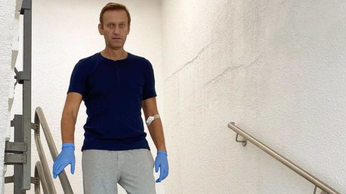Navalni avanza en la recuperación tras su envenenamiento, pero aún no puede servirse ni un vaso de agua