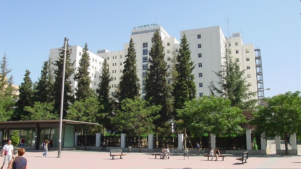 Alarma en el Hospital Virgen de las Nieves de Granada: una fiesta de jubilación origina un brote entre sanitarios y pacientes Alarma en el Hospital Virgen de las Nieves de Granada: una fiesta de jubilación origina un brote entre sanitarios y pacientes