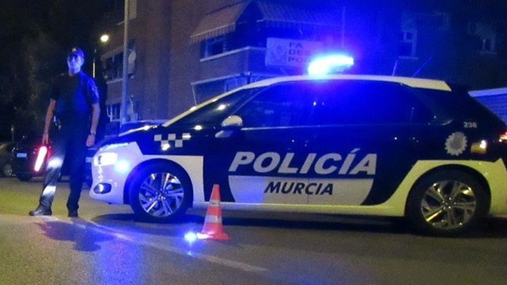Disuelta una fiesta en la calle con más de 200 personas en Murcia Disuelta una fiesta en la calle con más de 200 personas en Murcia